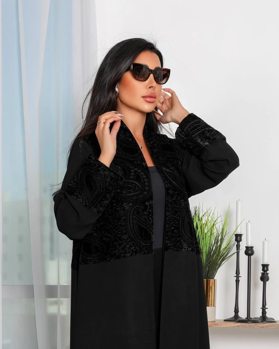 عباية كريب مطرزة بالمخمل باللون الأسود IB253 أسود