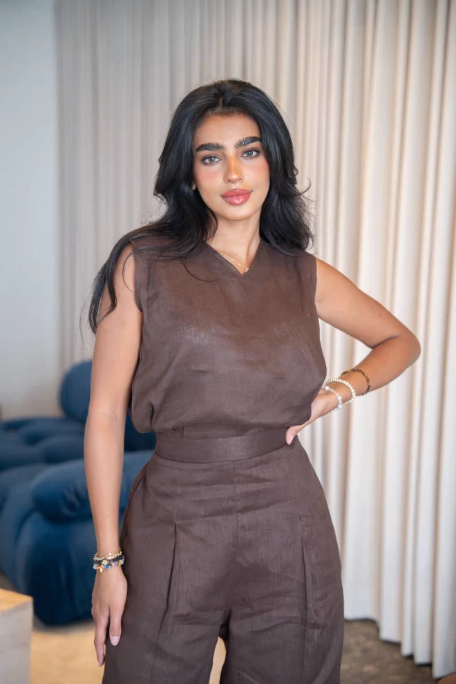 طقم بلوزة وبنطال بنيّ من الكتان الطبيعي. C:IB1095 بني