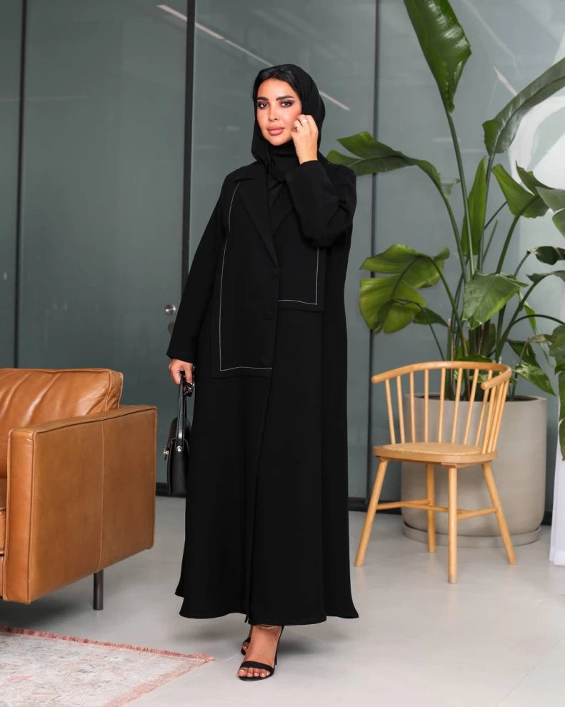 عباية كريب سوداء بأزرار أمامية IB217