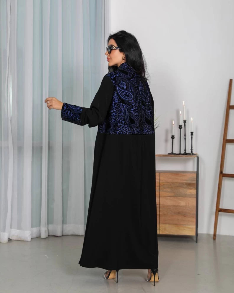 عباية كريب سوداء مع مخمل مطرز باللون الأزرق IB253 أزرق