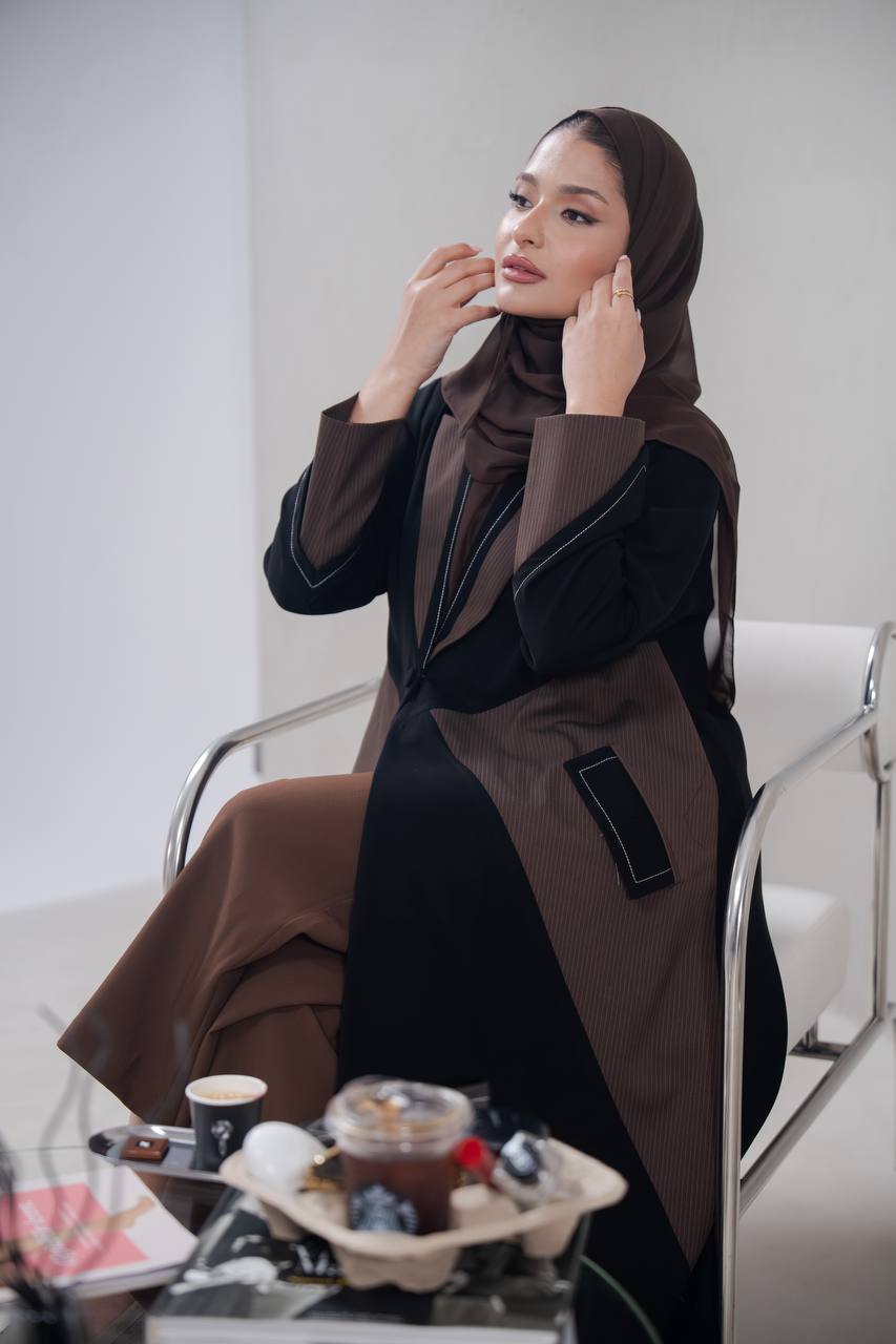 عباية بليزر بخام كريب ، باللون الاسود مع تفاصيل باللون البني C:IB347