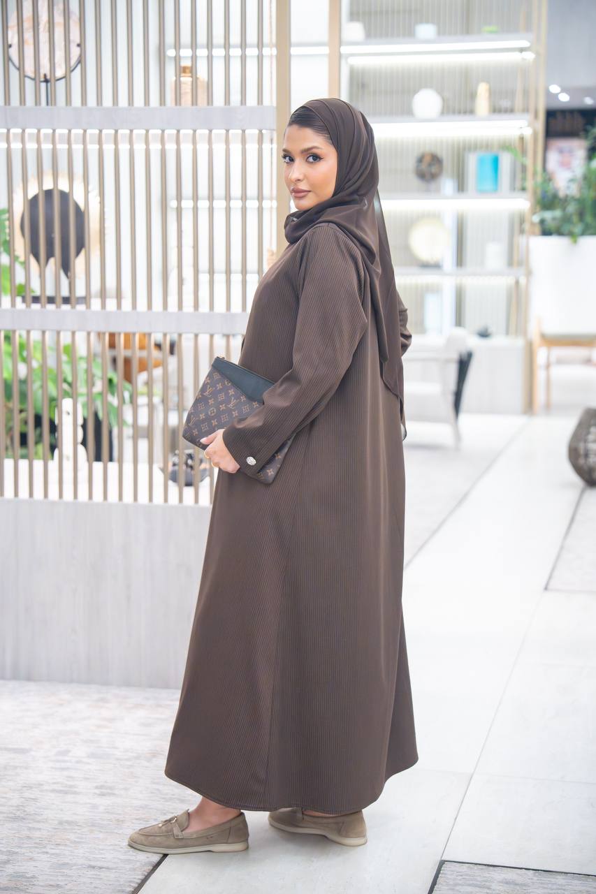 عباية بخام كريب مقلم ، باللون البني الكلاسيكي C:IB345
