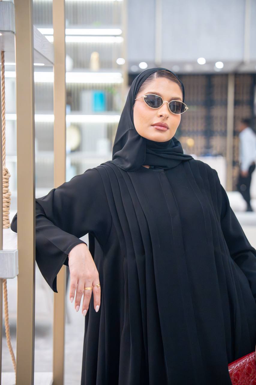 عباية بخام كريب باللون الاسود مع كسرات C:IB346