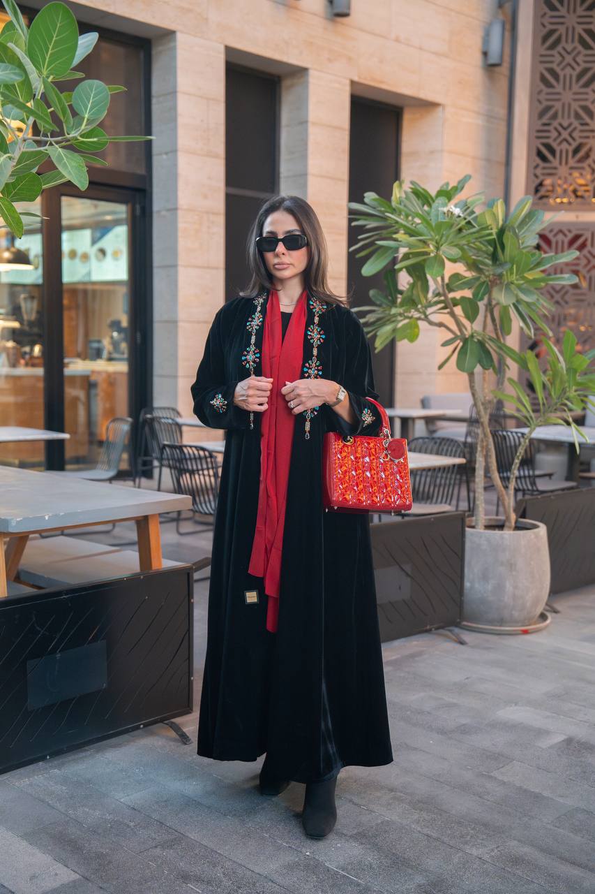 عباية مخمل باللون الاسود مع شك يدوي . C:IB361