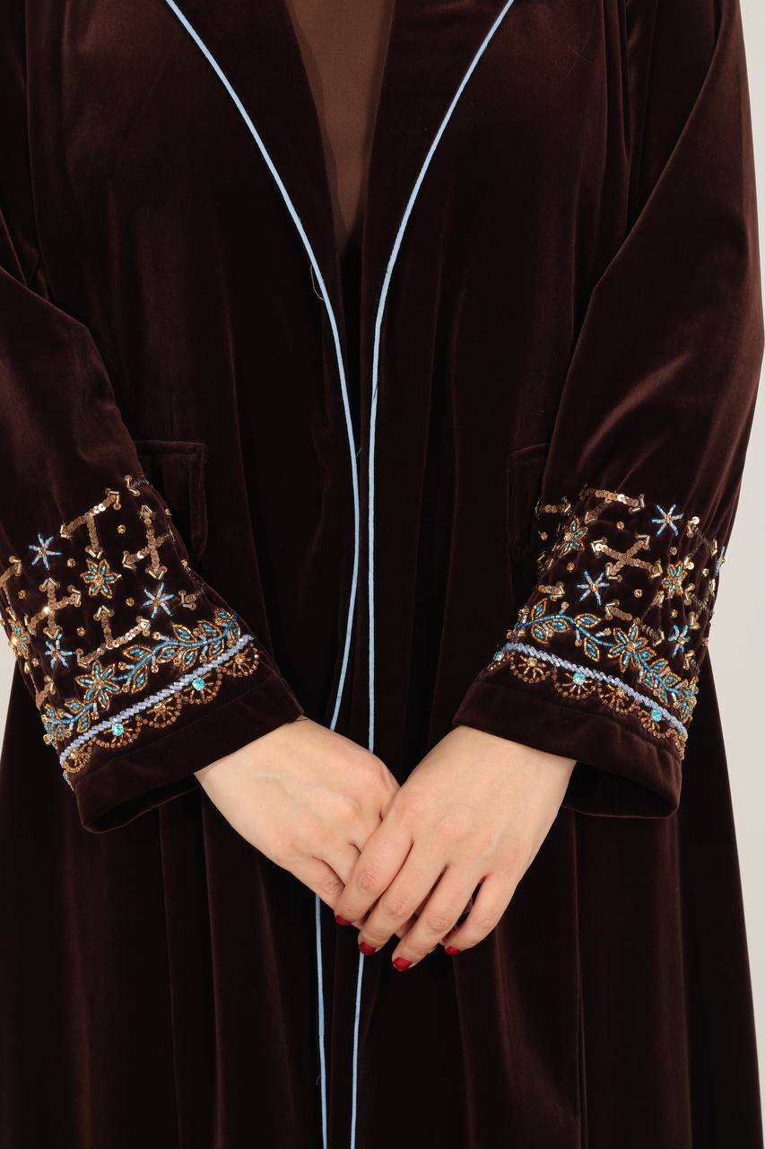 عباية بليزر مخمل باللون البني مع شك يدوي . C:IB369