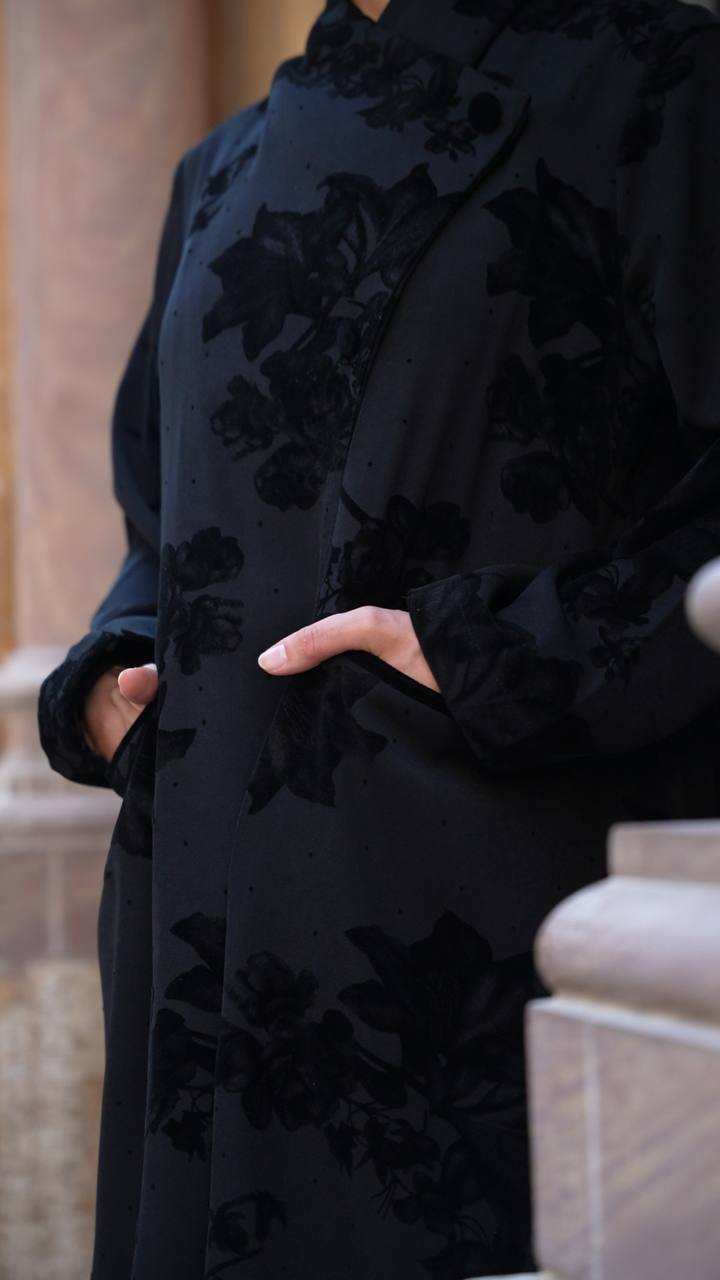 عباية كريب منقوش بالمخمل باللون الاسود . C:IB366