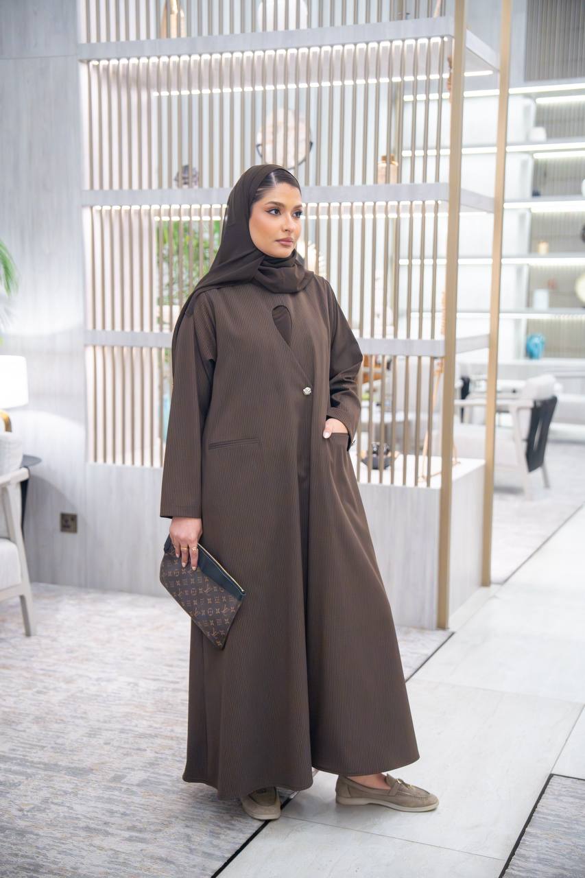 عباية بخام كريب مقلم ، باللون البني الكلاسيكي C:IB345