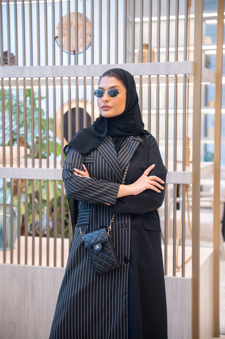 عباية بليزر بخام كريب المقلم باللون الاسود C:IB348