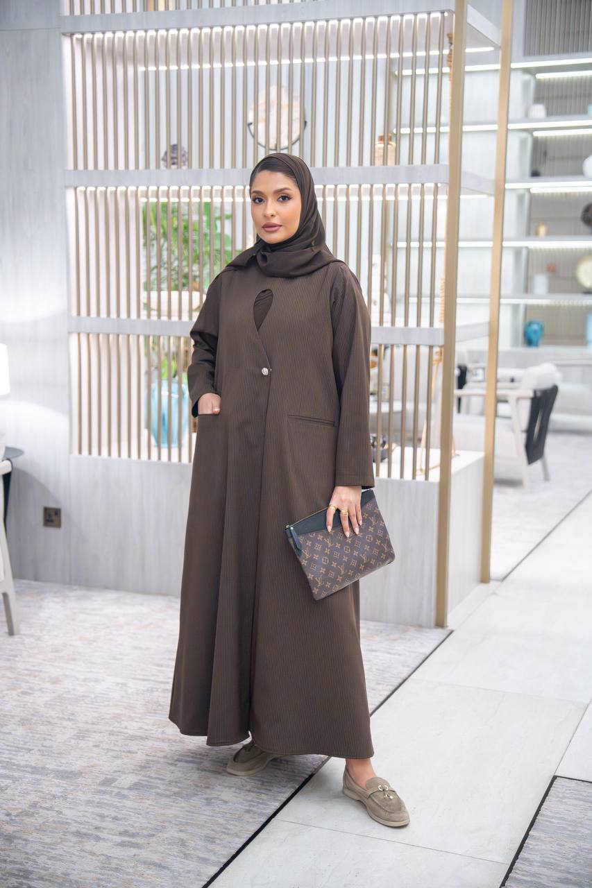 عباية بخام كريب مقلم ، باللون البني الكلاسيكي C:IB345
