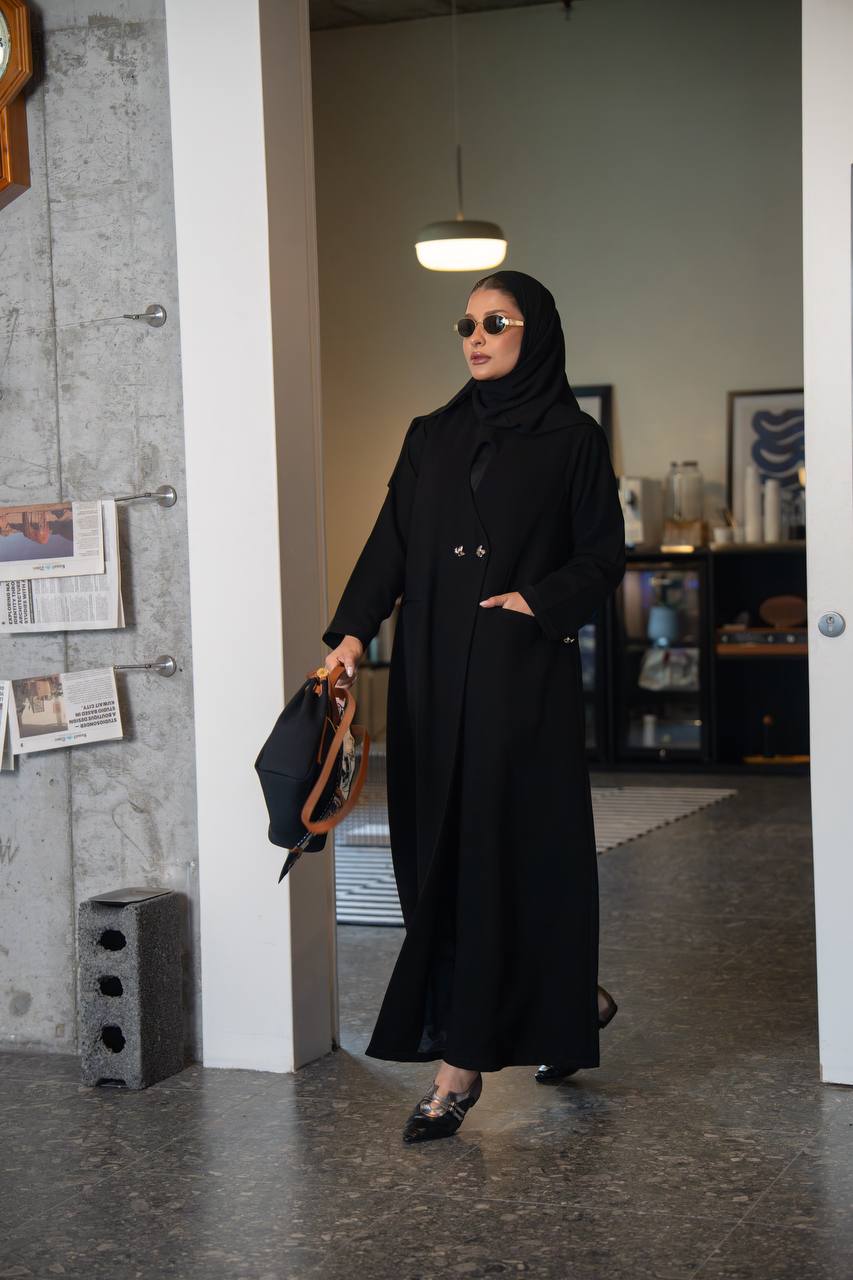 عباية بخام كريب باللون الاسود C:IB354