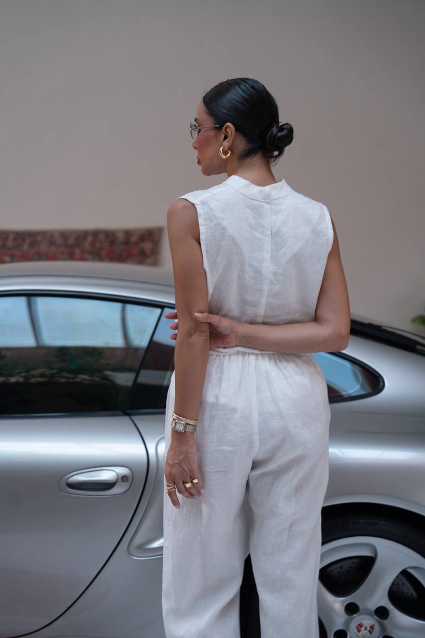 A blouse and pants set, linen in white.C:1112