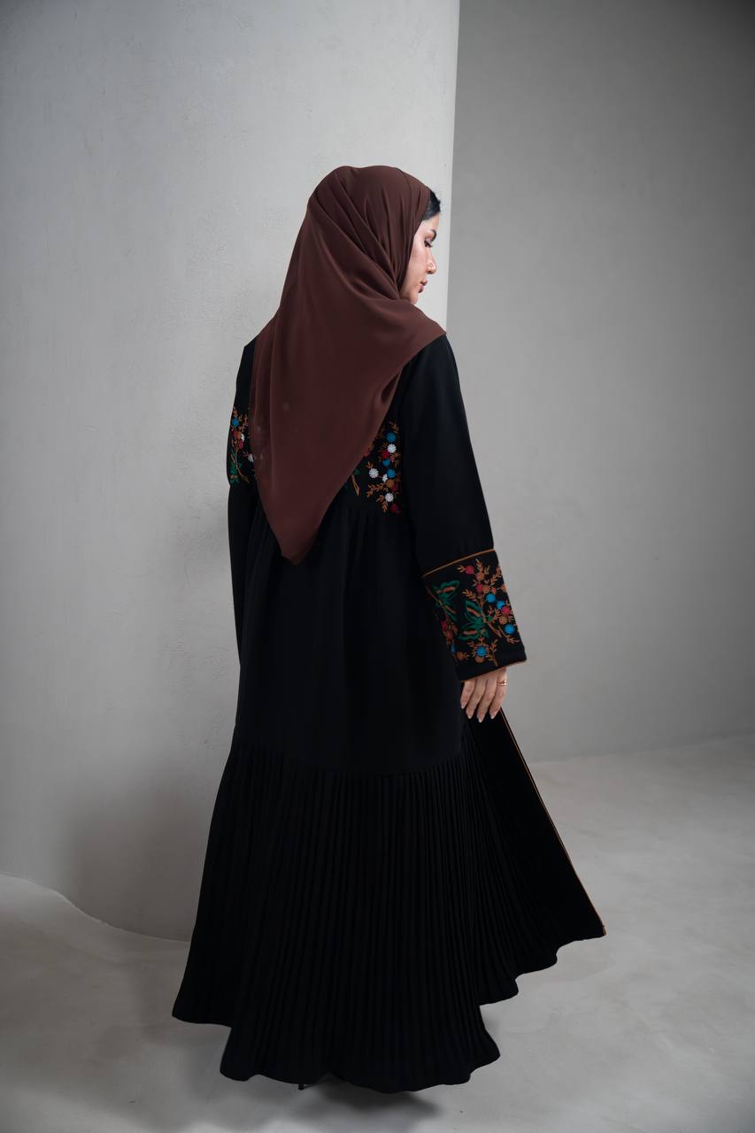 عباية بليزر بخام كريب ، باللون الاسود مع تطريز C:IB349