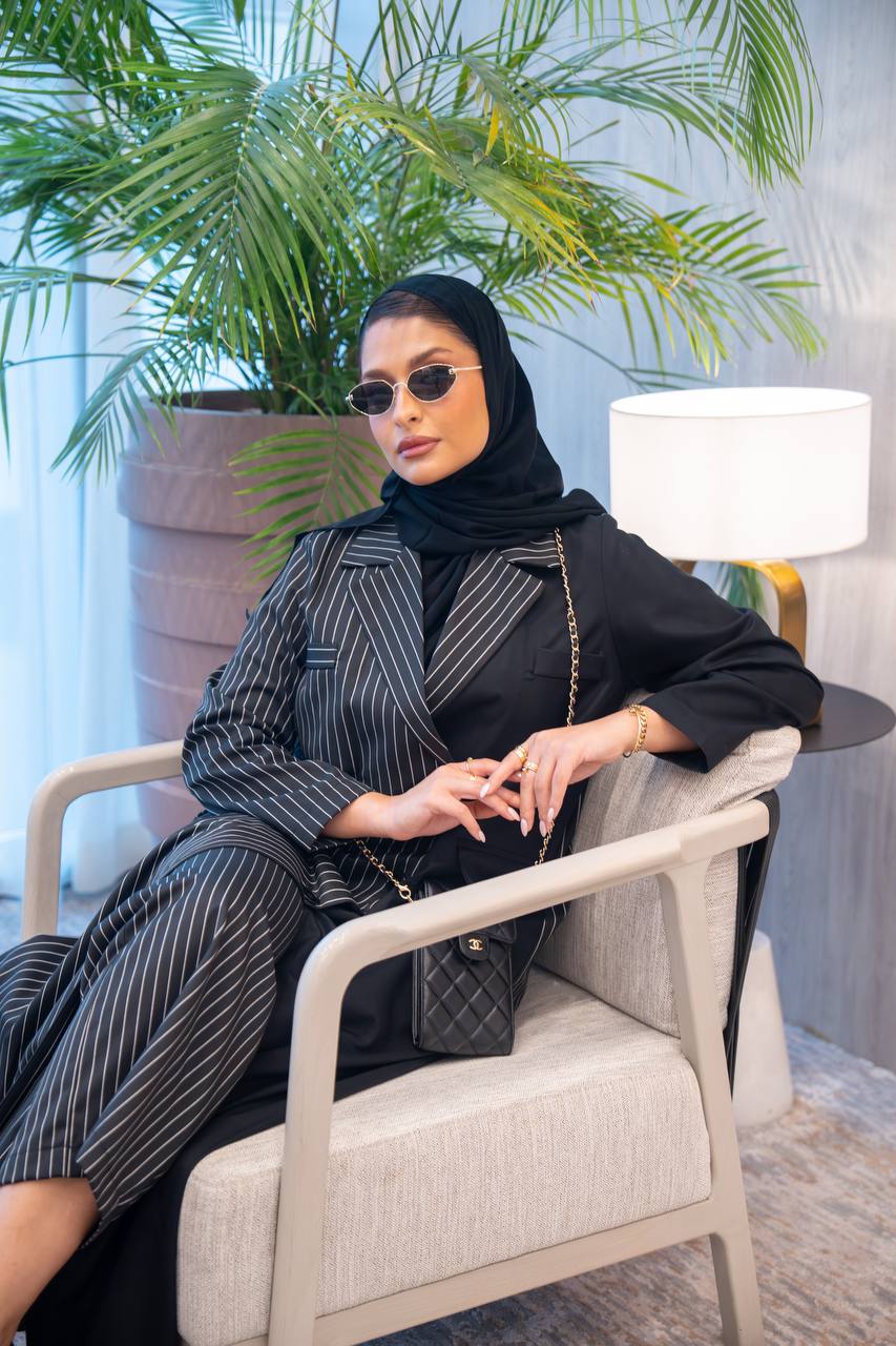 عباية بليزر بخام كريب المقلم باللون الاسود C:IB348