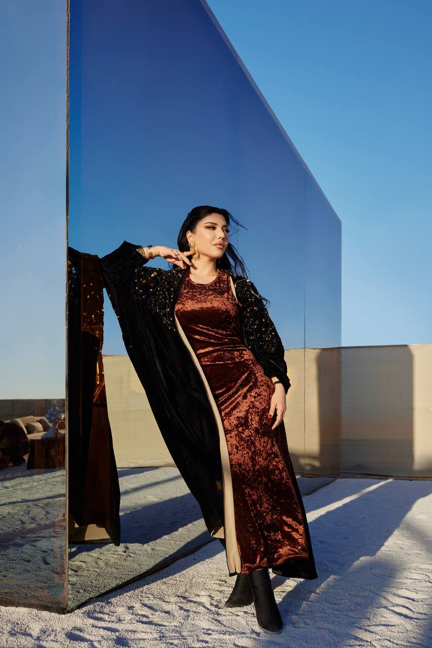 عباية بشت مخمل باللون الاسود مع شك يدوي . C:IB381