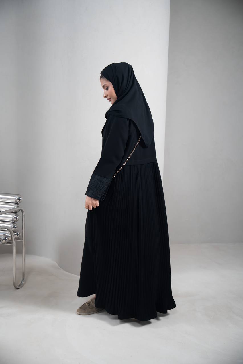 عباية بخام كريب ، باللون الاسود مع تطريز C:IB352