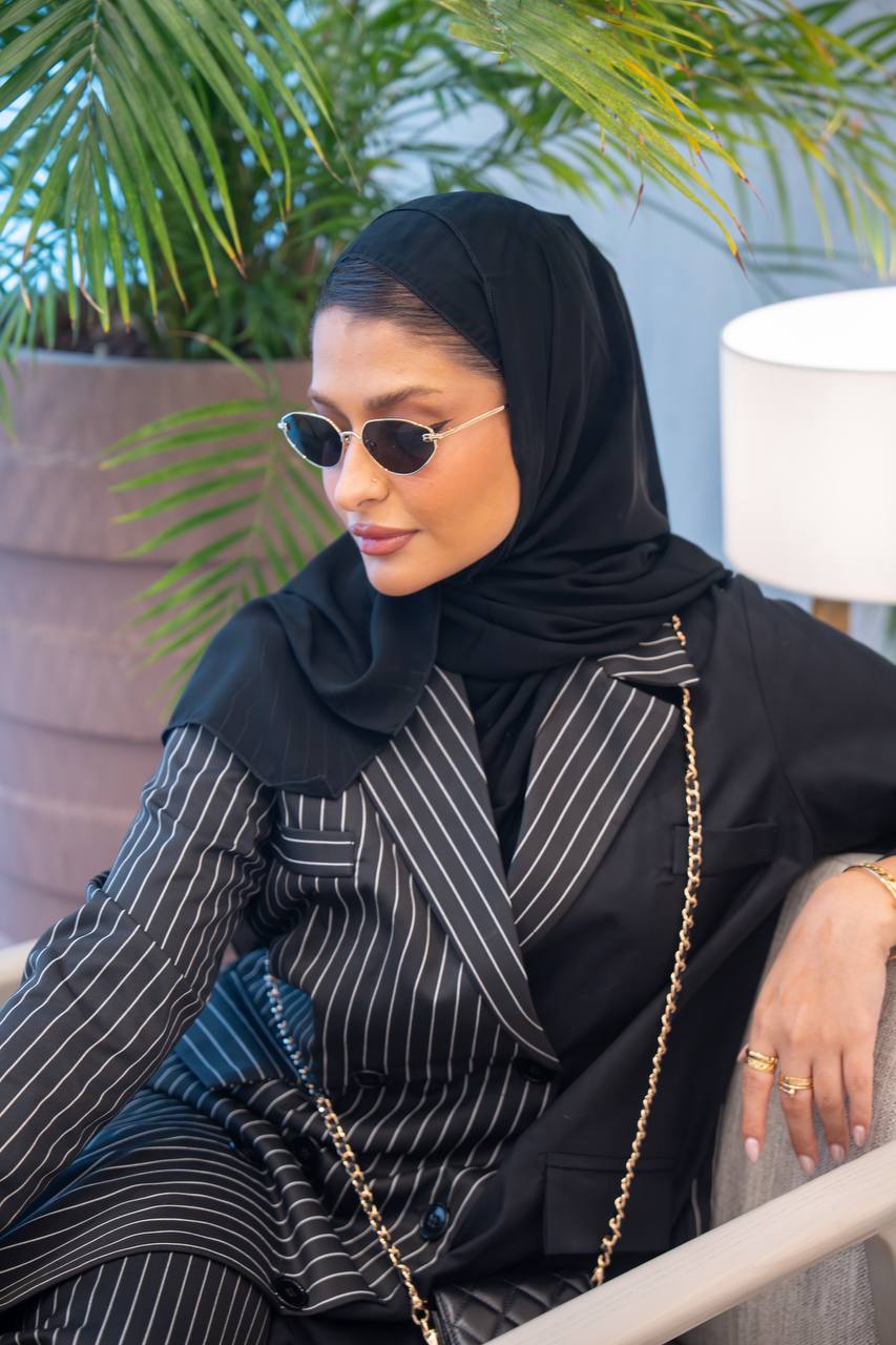 عباية بليزر بخام كريب المقلم باللون الاسود C:IB348