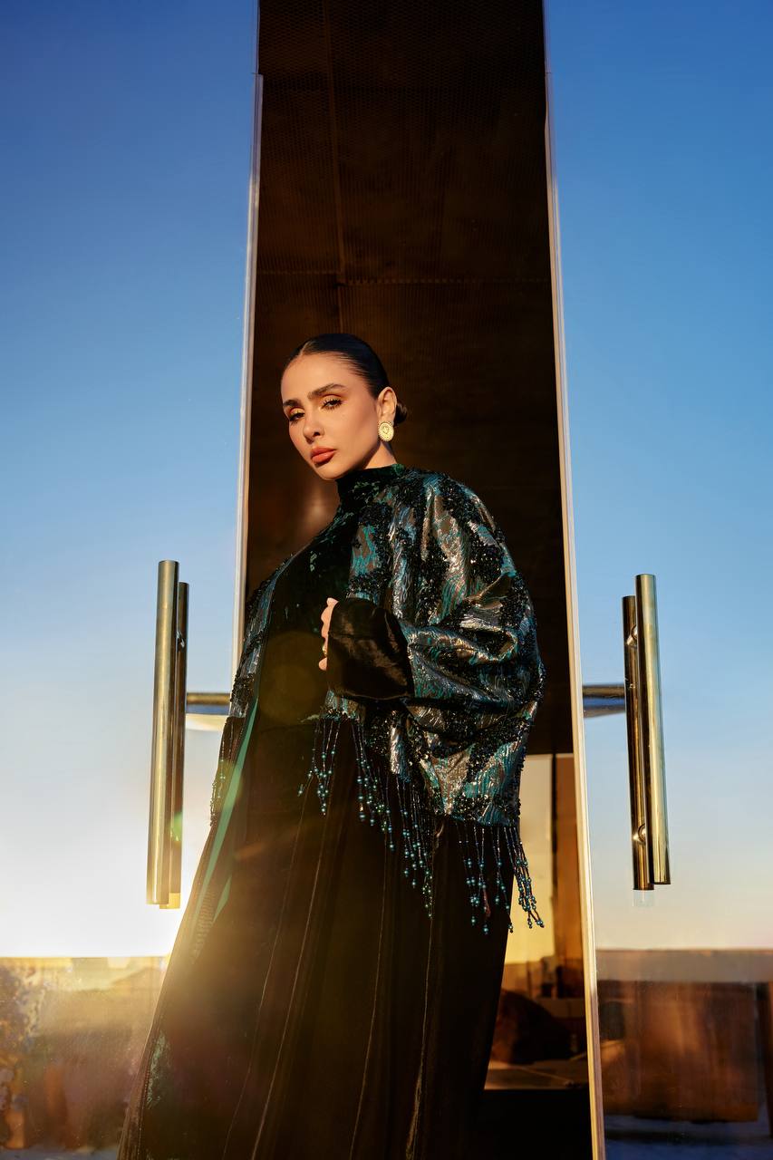 A bisht and dress set, made of velvet and jacquard fabric with hand-stitched details.C:373