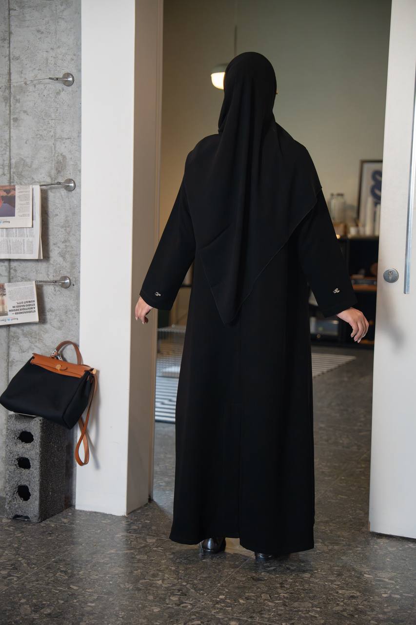 عباية بخام كريب باللون الاسود C:IB354