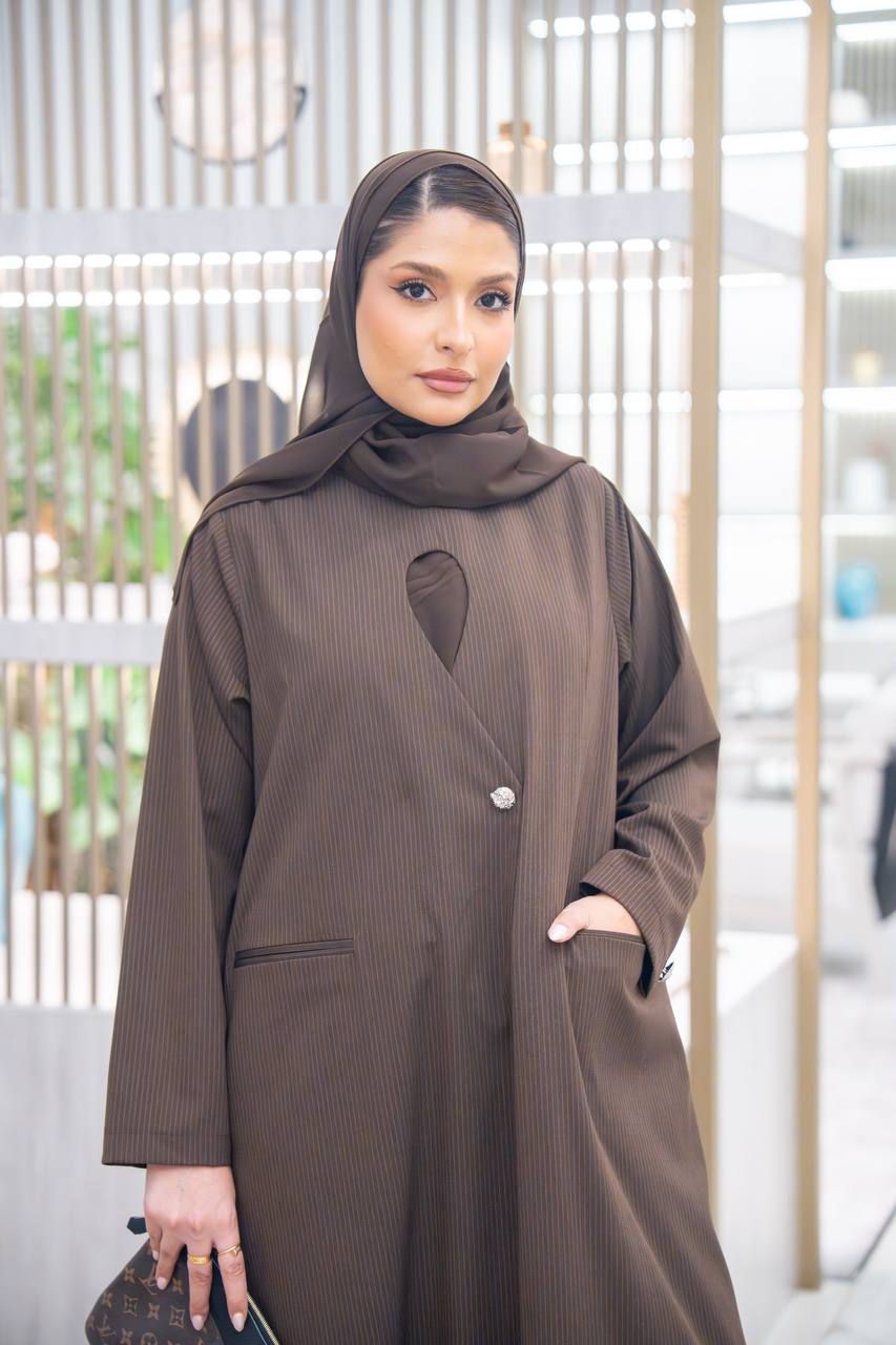 عباية بخام كريب مقلم ، باللون البني الكلاسيكي C:IB345