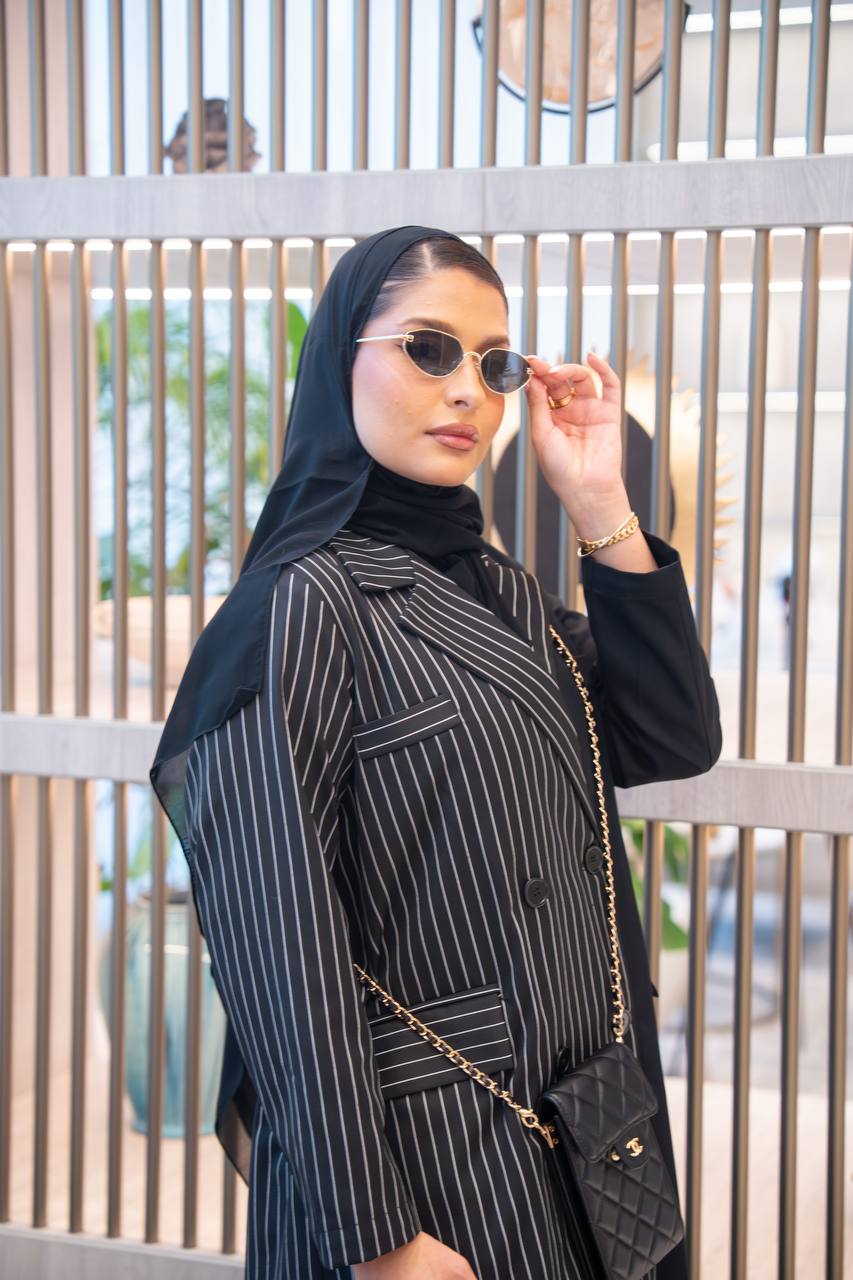 عباية بليزر بخام كريب المقلم باللون الاسود C:IB348