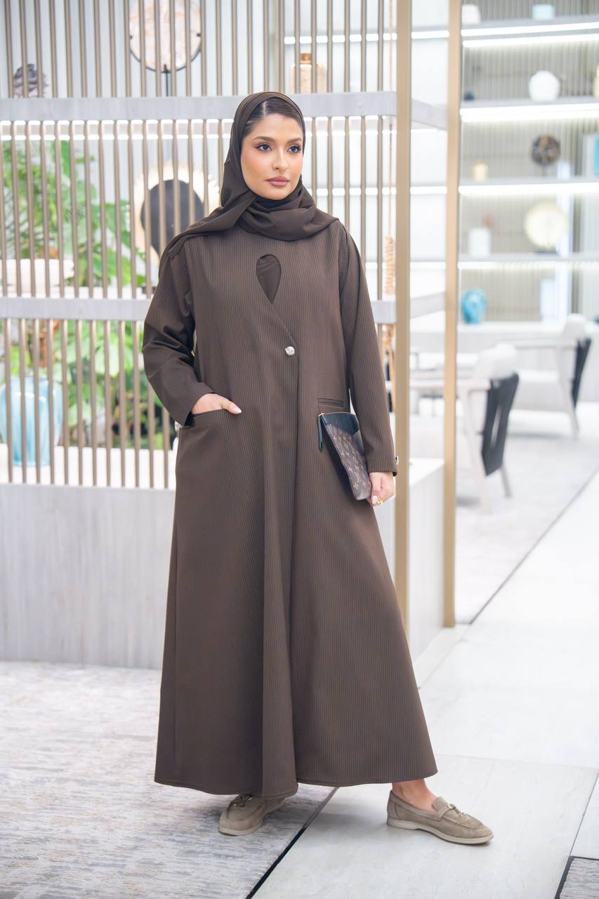عباية بخام كريب مقلم ، باللون البني الكلاسيكي C:IB345