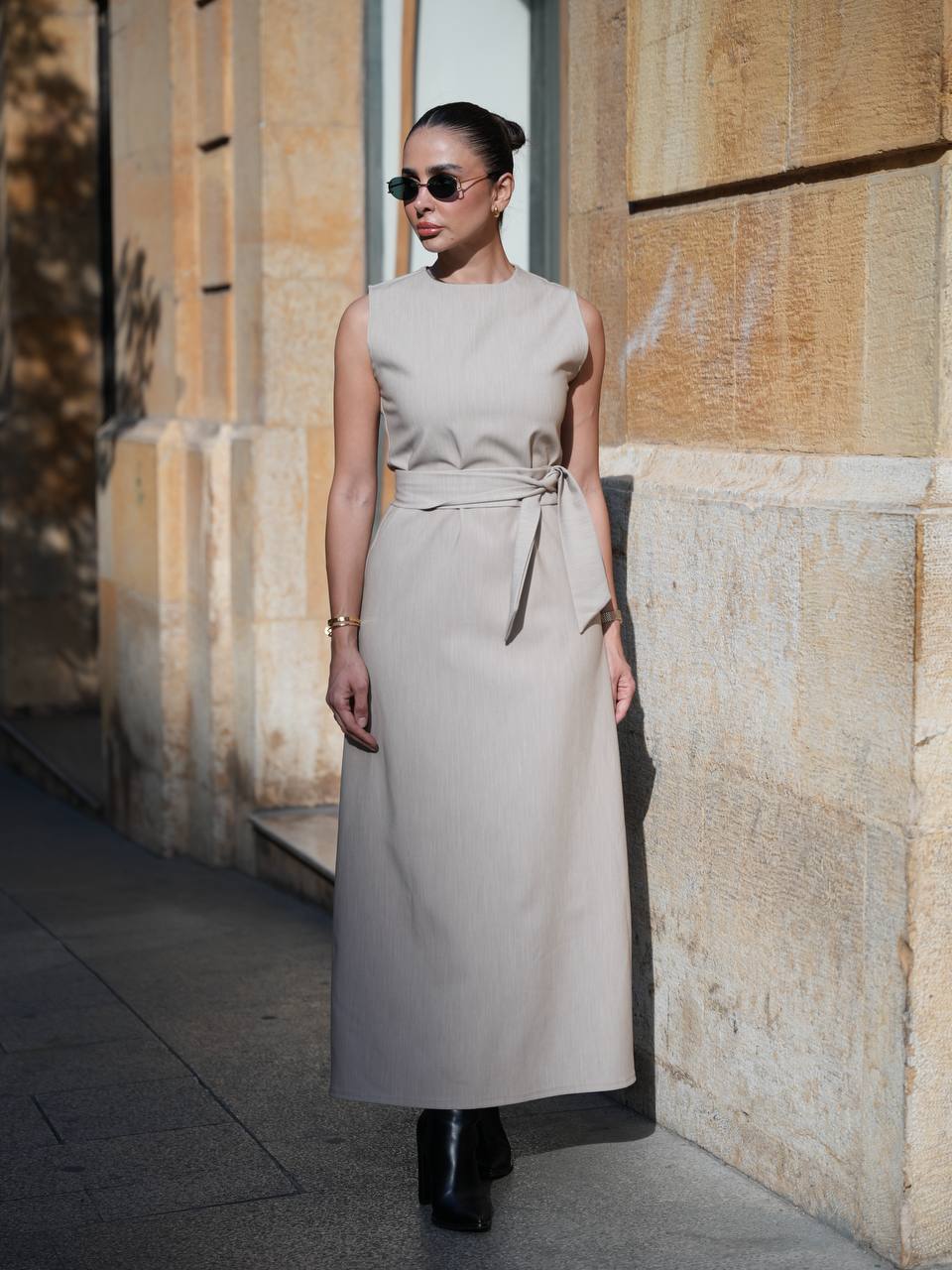 فستان كريب باللون البيج . C:IB1098