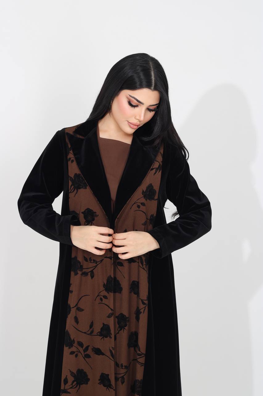 عباية بليزر مخمل باللون الاسود مع كريب باللون البني .C:367