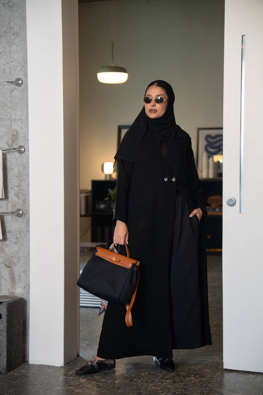 عباية بخام كريب باللون الاسود C:IB354