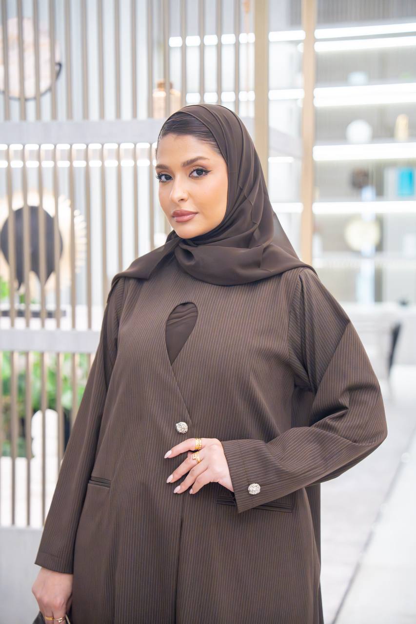 عباية بخام كريب مقلم ، باللون البني الكلاسيكي C:IB345