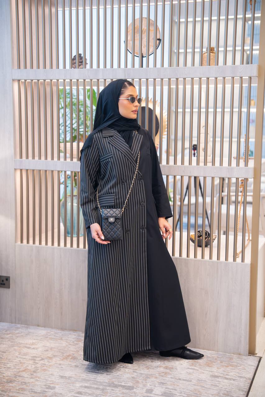 عباية بليزر بخام كريب المقلم باللون الاسود C:IB348