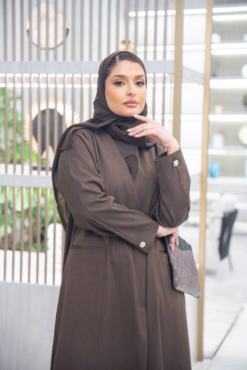 عباية بخام كريب مقلم ، باللون البني الكلاسيكي C:IB345