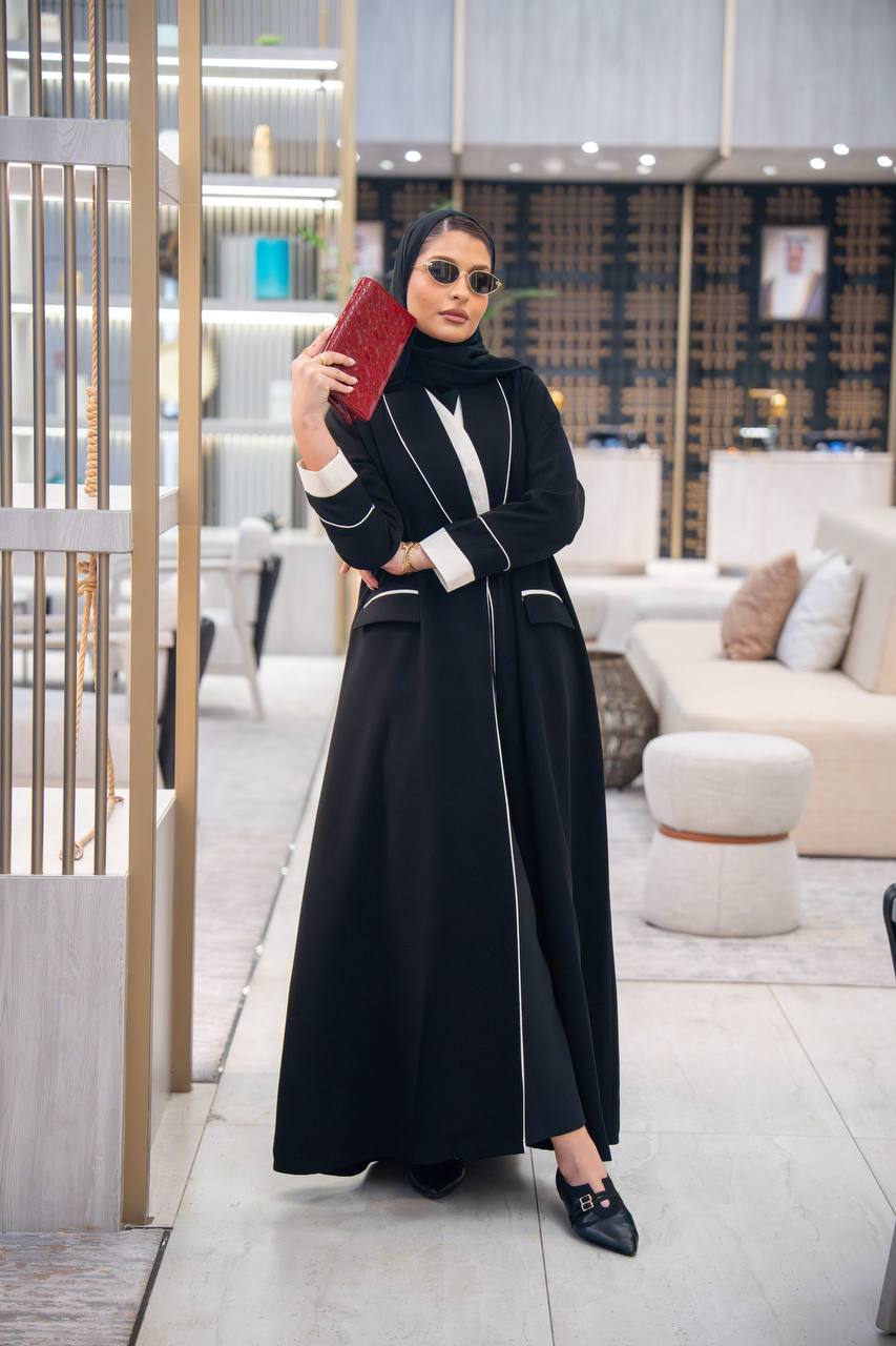 عباية بليزر بخام كريب كوبا باللون الاسود مع تفاصيل باللون الابيض C:IB340