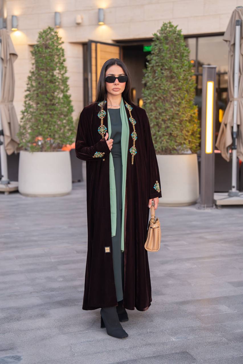 عباية مخمل باللون البني مع شك يدوي , C:IB361