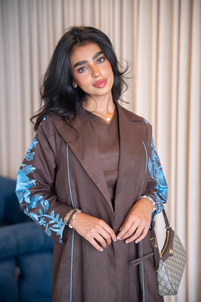 عباية بليزر بنية اللون مع تطريز، مصنوعة من الكتان الطبيعي C:IB331 بني 