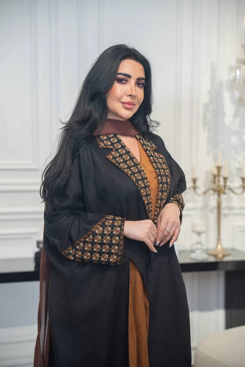 عباية من الكتان الأسود مع تطريز باللون الجمل وتفاصيل C:IB319 (مقاس واحد) 