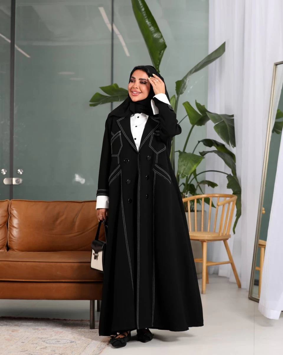 عباية كريب سوداء مع تطريز أبيض من الأمام IB209 