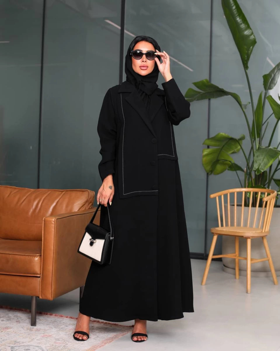 عباية كريب سوداء بأزرار أمامية IB217 