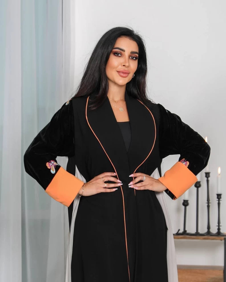 عباية كريب باللونين الأسود والبيج بأكمام مخملية IB265 