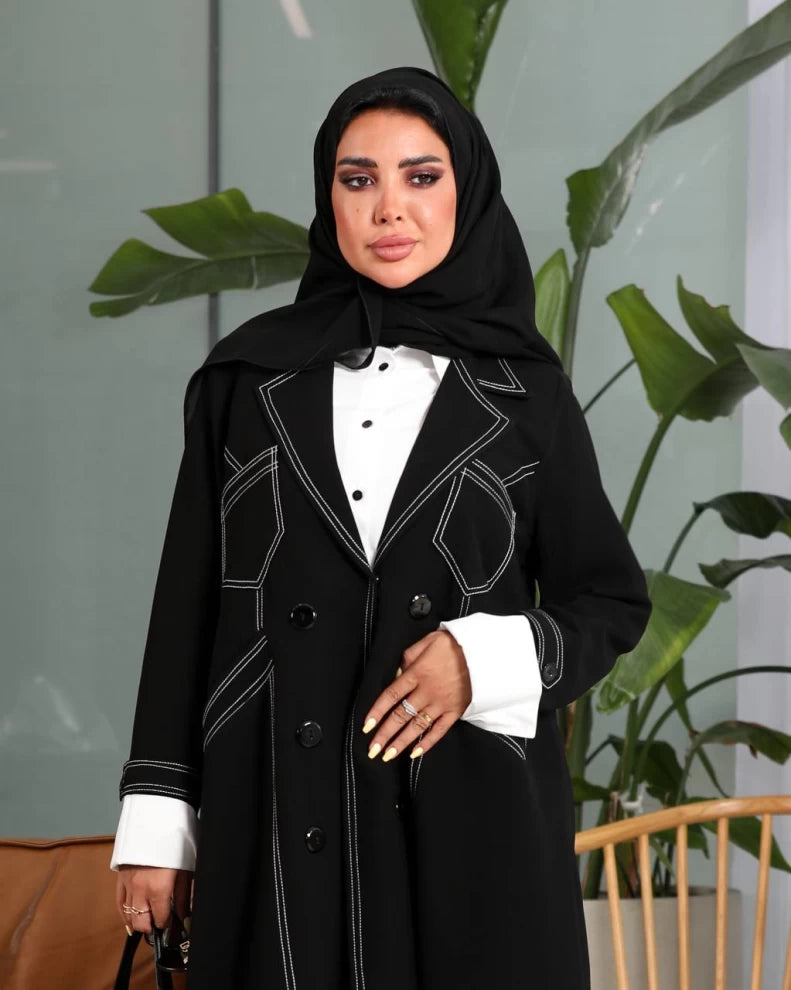 عباية كريب سوداء مع تطريز أبيض من الأمام IB209 
