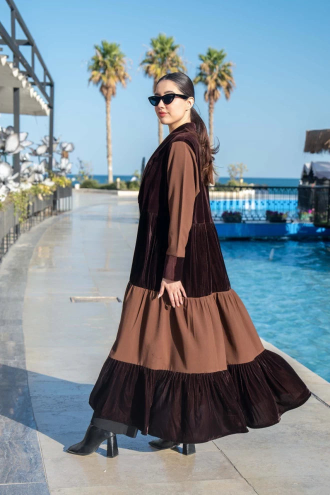 عباية من الكريب المخملي مع المخمل الحريري والكريب باللون البني IB270 