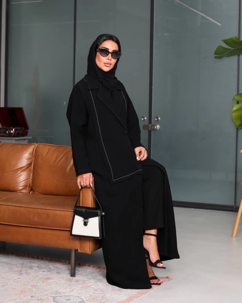 عباية كريب سوداء بأزرار أمامية IB217 
