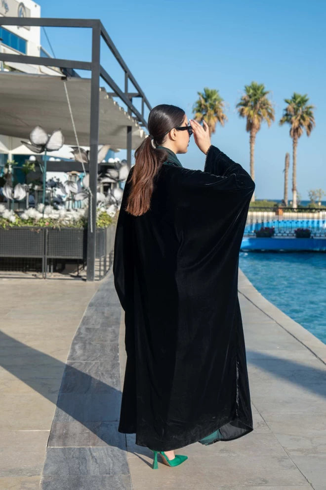 عباية بشت من قماش مخملي حريري مع قماش مخملي مزهر IB271Black (مقاس واحد) 