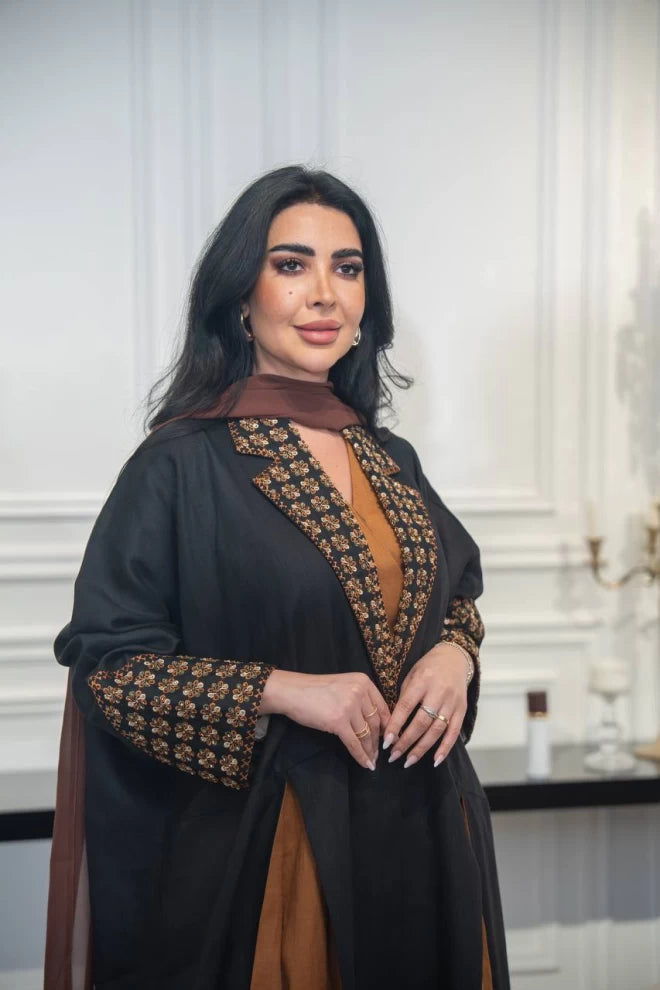 عباية من الكتان الأسود مع تطريز باللون الجمل وتفاصيل C:IB319 (مقاس واحد) 
