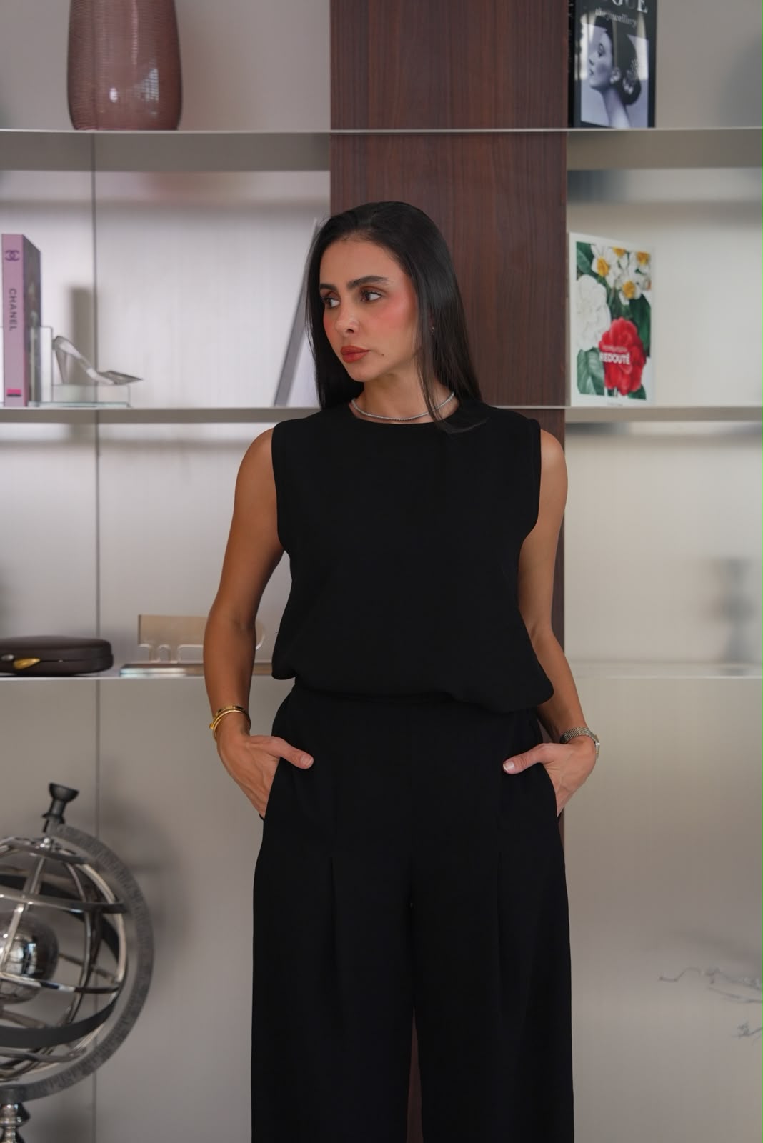 A blouse and pants set, crepe in black.C:1117