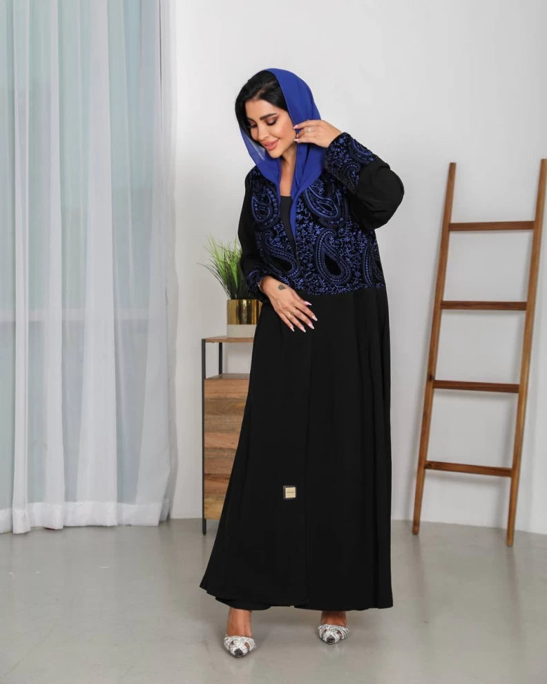 عباية كريب سوداء مع مخمل مطرز باللون الأزرق IB253 أزرق 