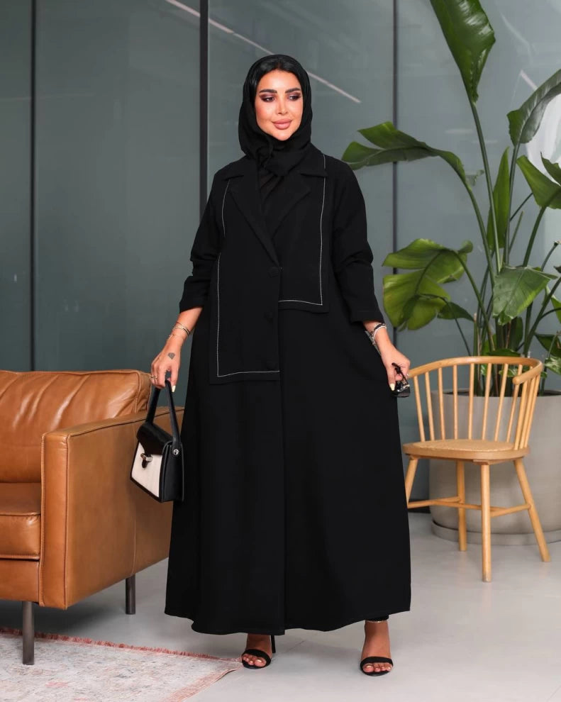 عباية كريب سوداء بأزرار أمامية IB217 