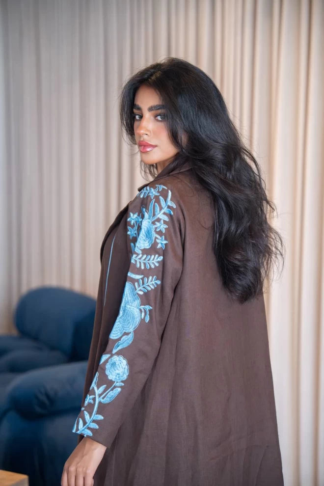 عباية بليزر بنية اللون مع تطريز، مصنوعة من الكتان الطبيعي C:IB331 بني 