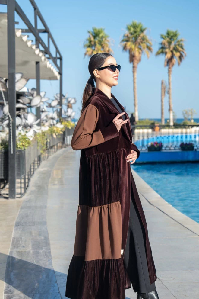 عباية من الكريب المخملي مع المخمل الحريري والكريب باللون البني IB270 