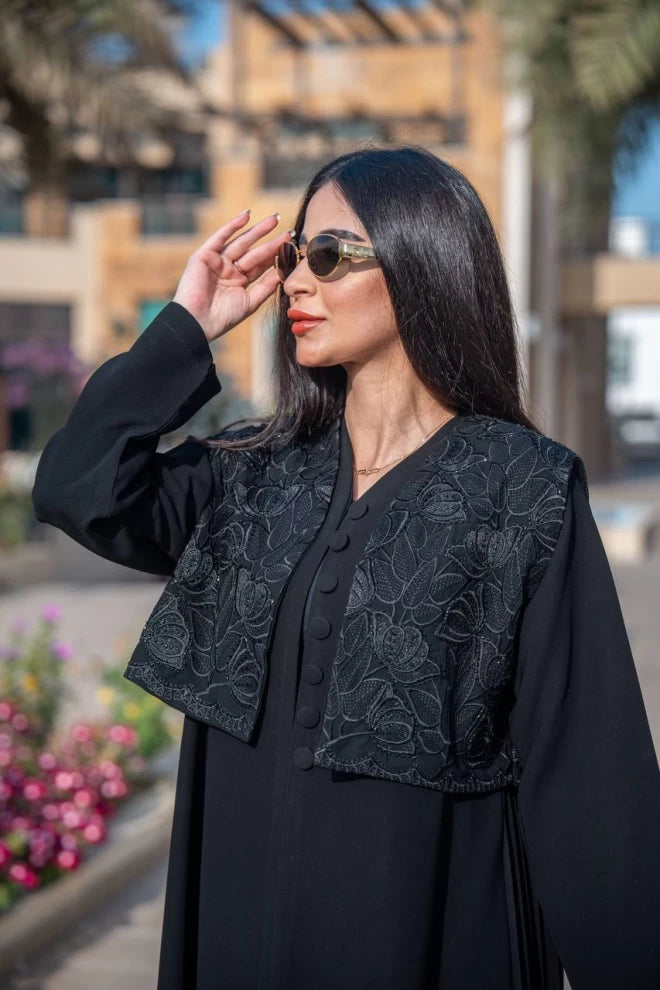 عباية من الكريب الكوبي مع بوليرو من الدانتيل الأسود C:IB311 
