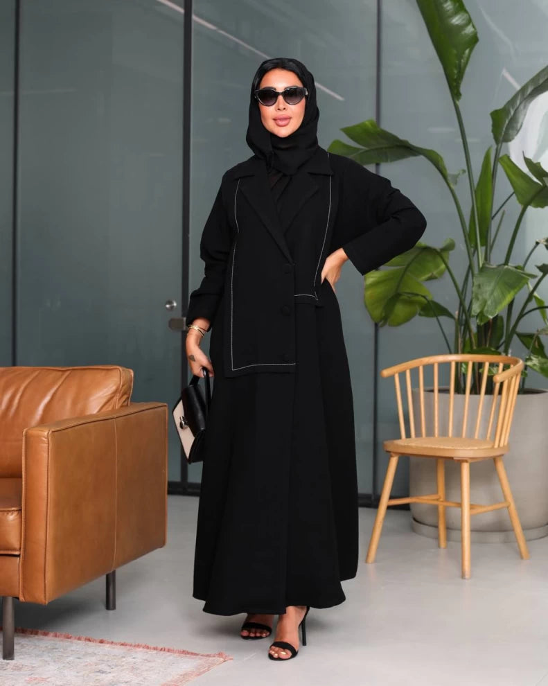 عباية كريب سوداء بأزرار أمامية IB217 